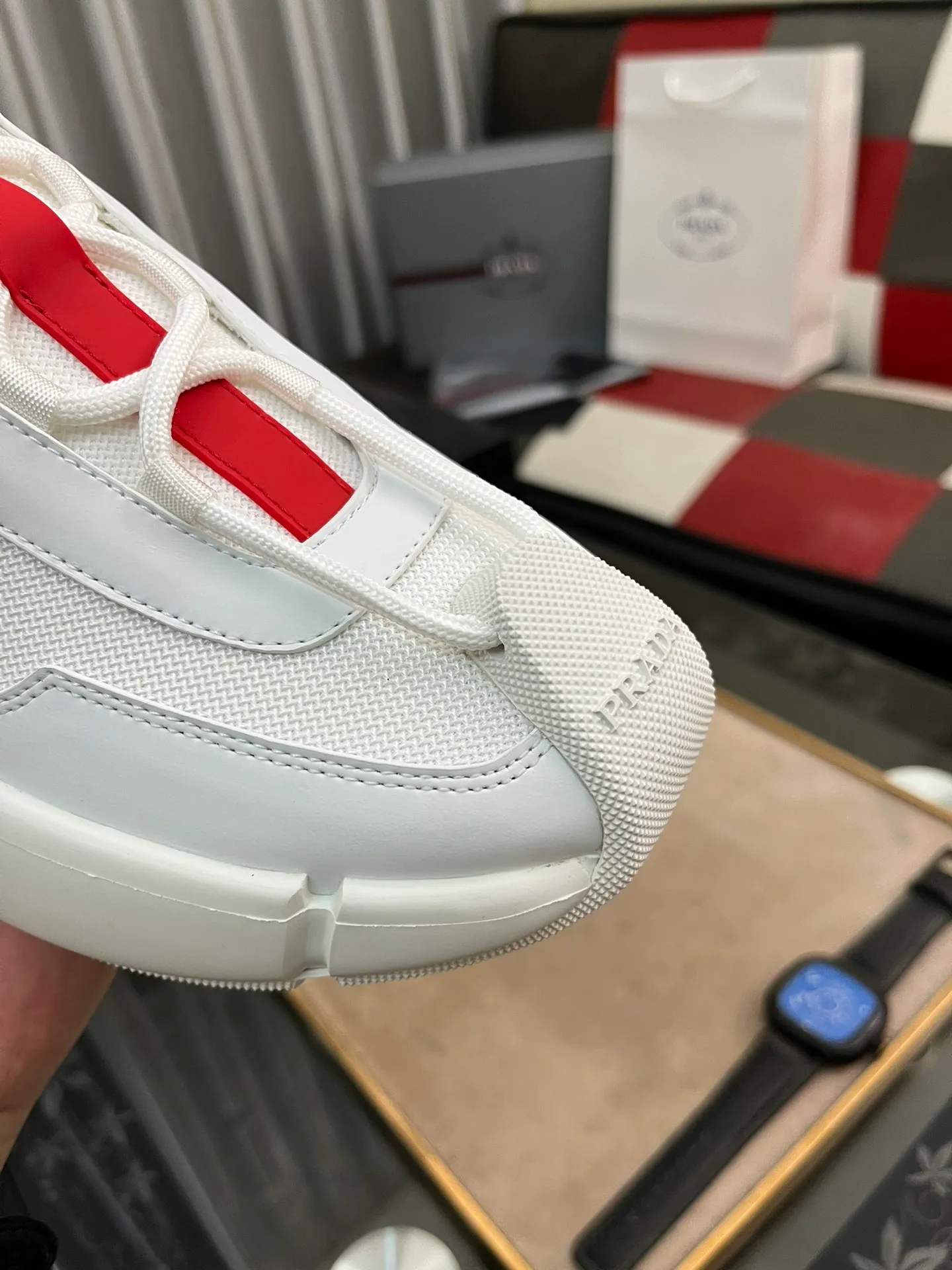 Men's shoes 💰540⌚️⌚️ PRADA/Prada men's lace-up casual sports shoes, the upper is made of cowhide leather and breathable mesh. It is soft, comfortable and breathable. The tongue is decorated with the PRADA brand letter logo. The thick rubber sole echoes the red label tongue. The style is fashionable and elegant. The details are carefully crafted. A super fashionable casual sports shoe with excellent breathability!  Size: 38-443️⃣Colors available